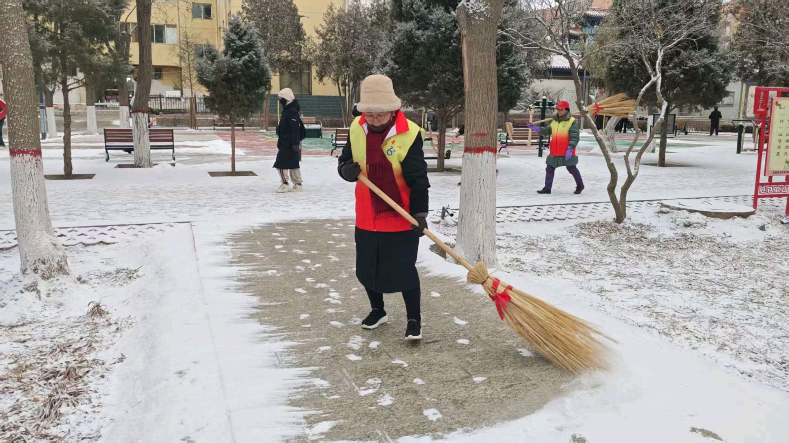 志愿清雪保畅通 守护场馆敬英烈（图4）