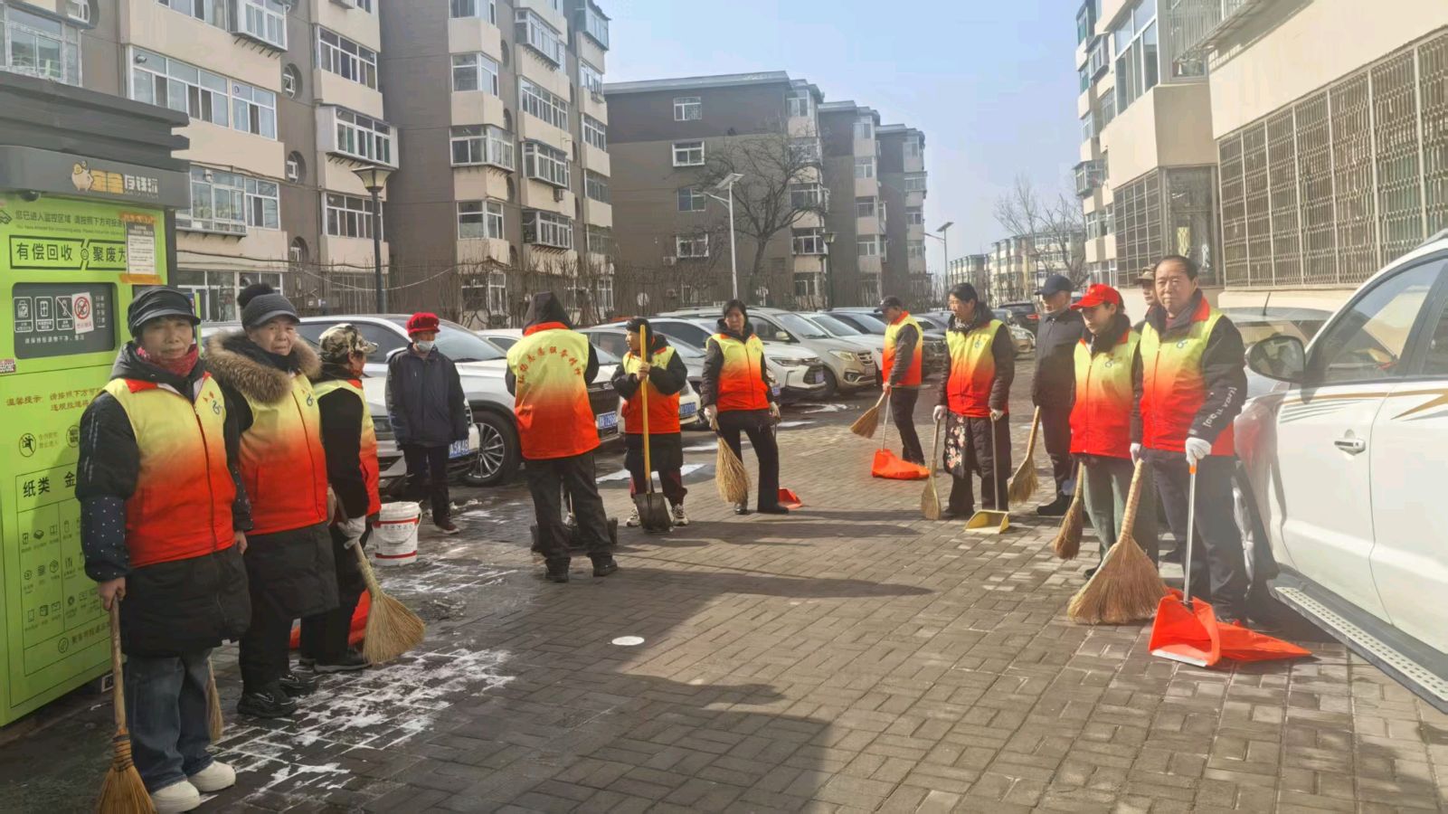 除雪护行暖人心 志愿服务迎新春
