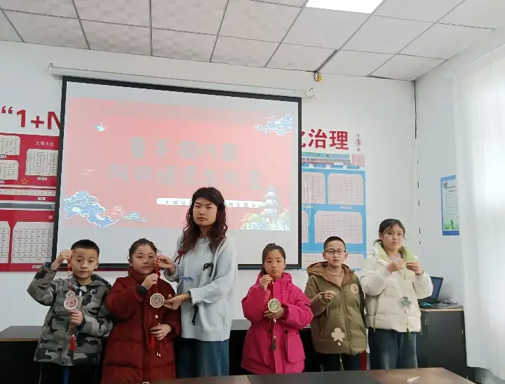 巧手制作非遗风铃 童心传承传统文化