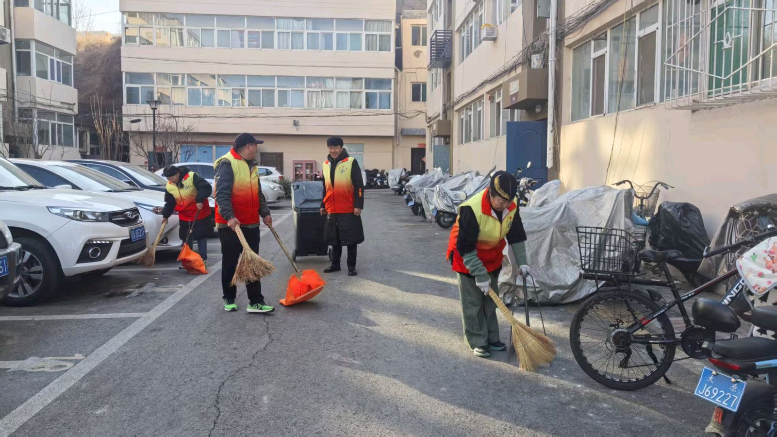红马甲清扫焕新颜 志愿心守护美家园（图3）