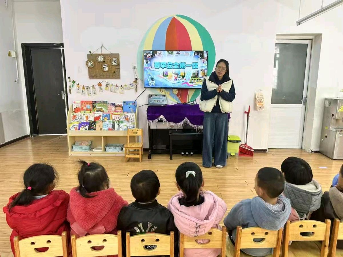 以“安”护航，以“爱”育人——商南县十里坪镇中心幼儿园开展安全第一课主题教育活动