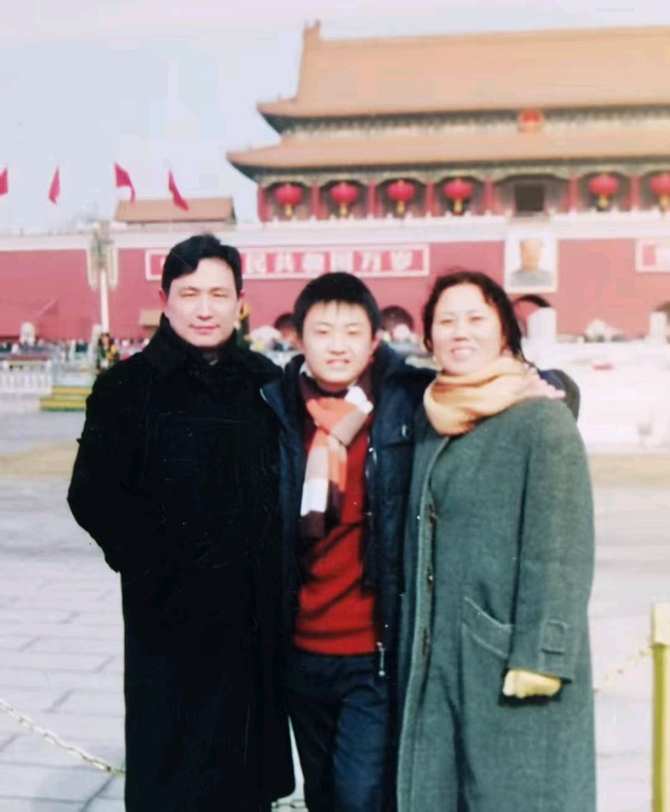 当代作家·余少华‖三十五载风华，一生坚强孝心 ——致吾儿余梁松，祝你35岁生日快乐‖北京头条版（图3）