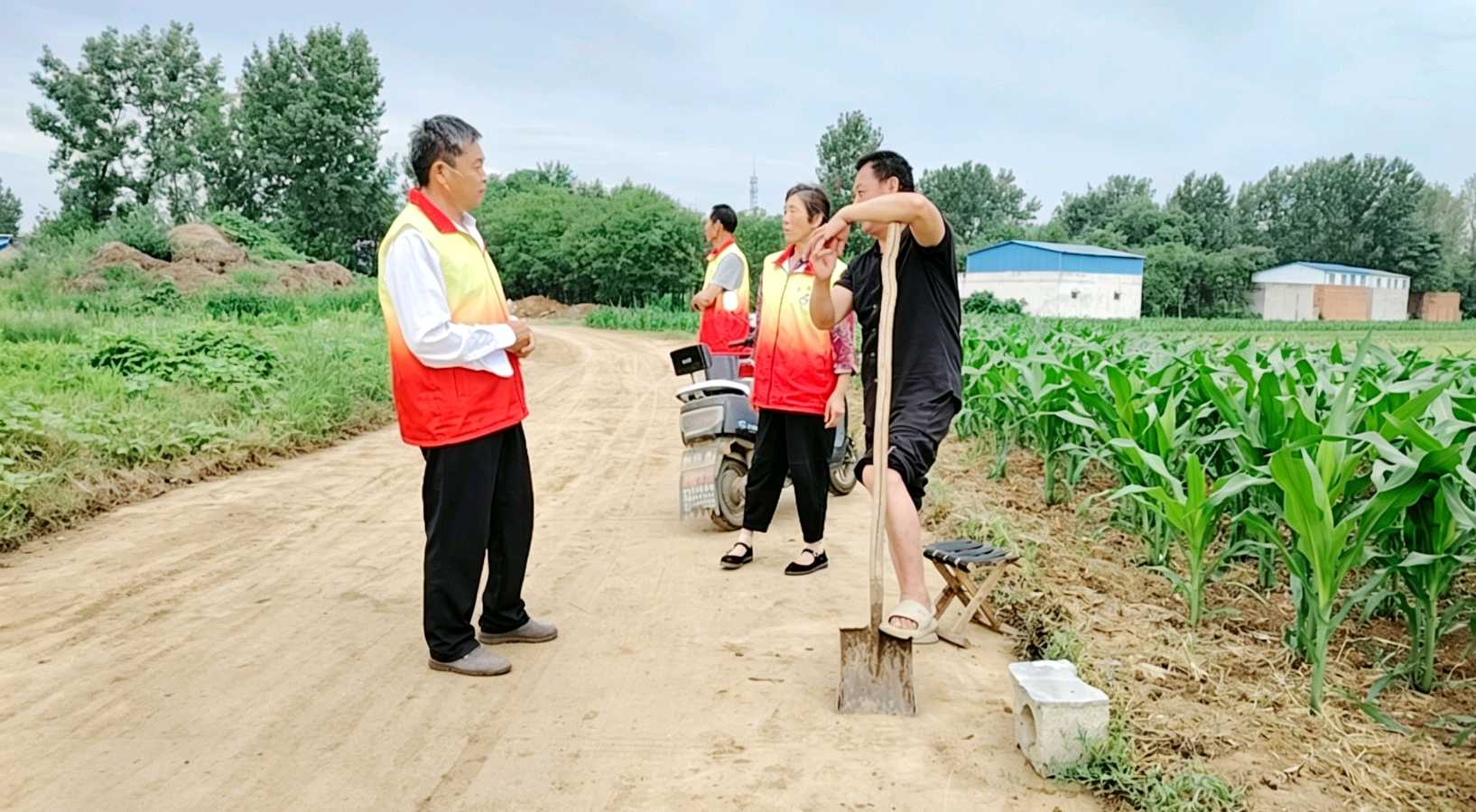 田间走访察实情 志愿赋能产业兴(图2)