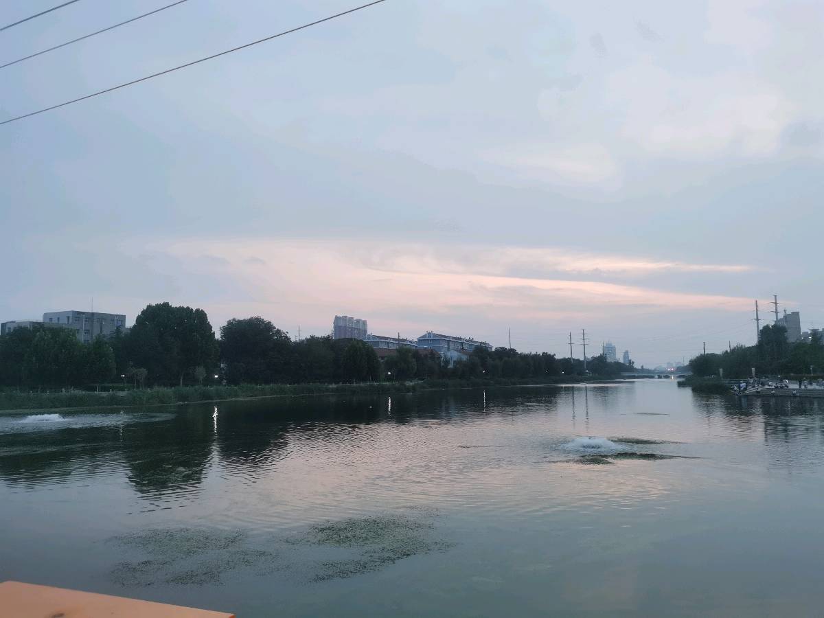 【北京头条】银潢此夜鹊桥横,万古相思一夕明。莫叹仙凡隔云汉,且看星月证山盟。金风玉露催诗兴,巧果香囊寄物情。莫道佳期如梦幻,人间真意即长生。(图23)