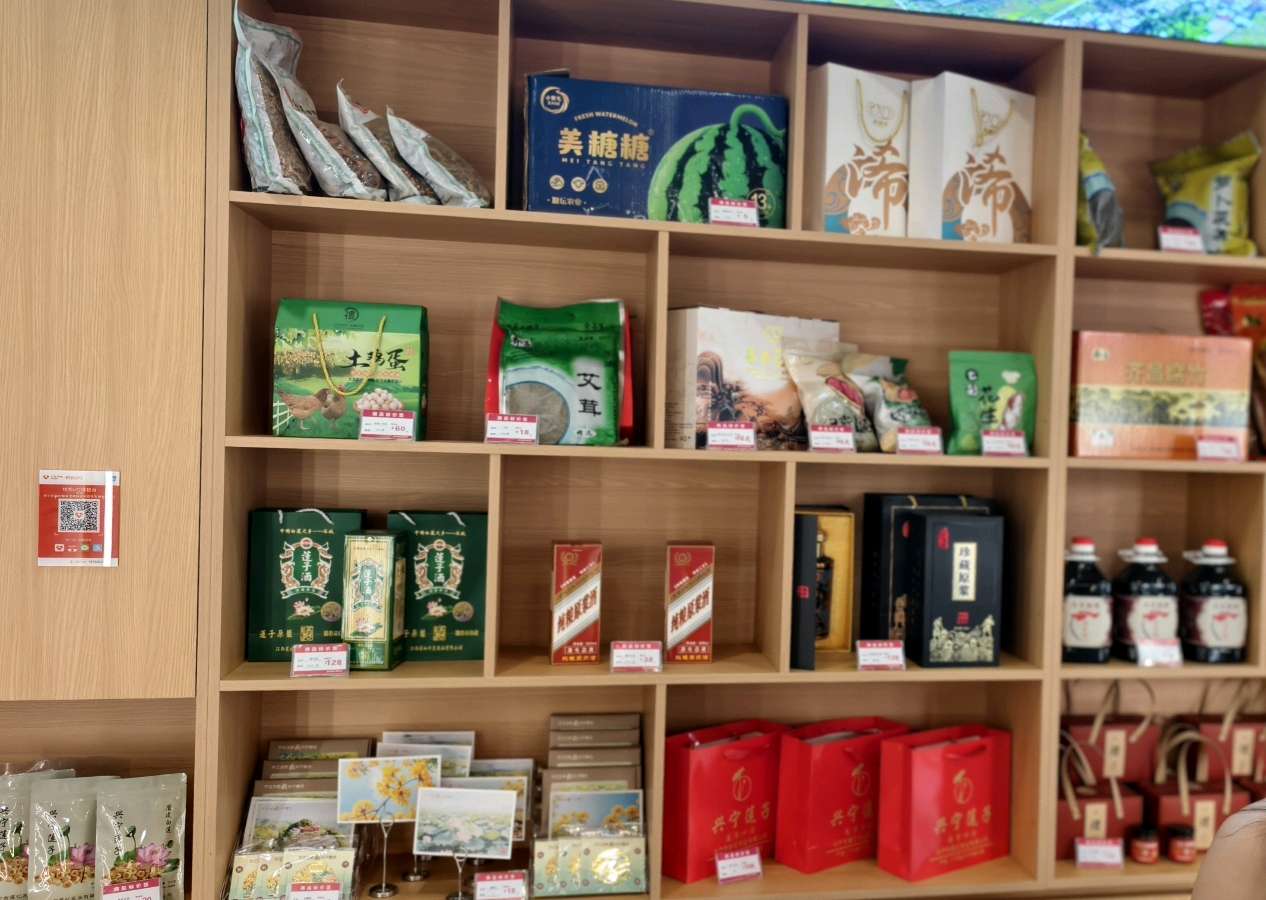 新圩镇领导率众挖藕（图3）
