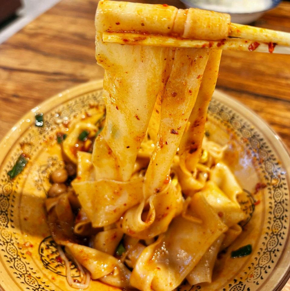 李靖水：一口𰻞𰻞面，赛过活神仙（图4）