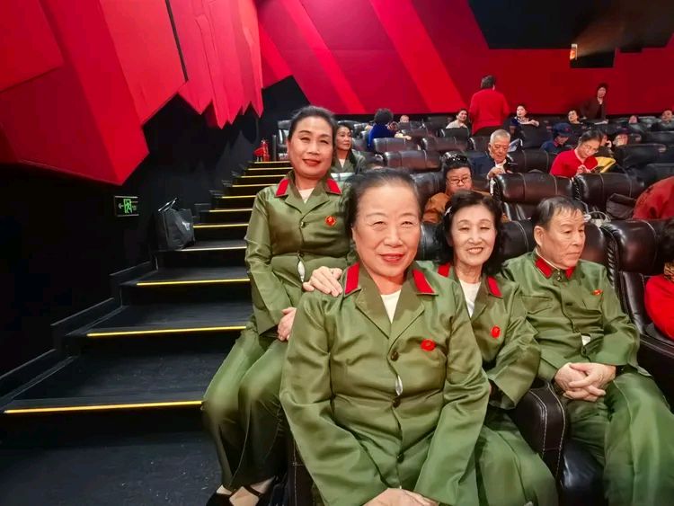 中国诗歌春晚 ‖ 2026第十二届中国诗歌春晚北京诗电影专场由中国诗歌春晚组委会、东湖街道望湖社区、中影联华谊兄弟影院主办，芳华朗诵艺术团承办（图12）