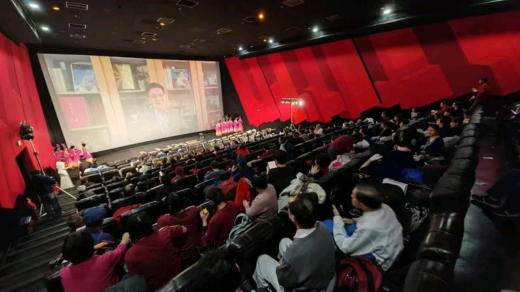 中国诗歌春晚 ‖ 2026第十二届中国诗歌春晚北京诗电影专场由中国诗歌春晚组委会、东湖街道望湖社区、中影联华谊兄弟影院主办，芳华朗诵艺术团承办（图27）