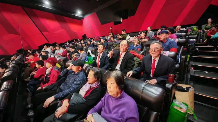 中国诗歌春晚 ‖ 2026第十二届中国诗歌春晚北京诗电影专场由中国诗歌春晚组委会、东湖街道望湖社区、中影联华谊兄弟影院主办，芳华朗诵艺术团承办（图23）