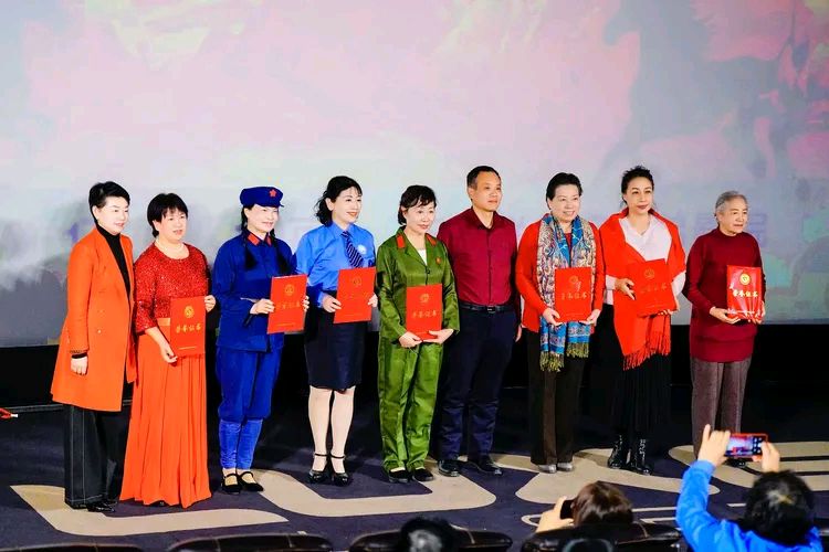 中国诗歌春晚 ‖ 2026第十二届中国诗歌春晚北京诗电影专场由中国诗歌春晚组委会、东湖街道望湖社区、中影联华谊兄弟影院主办，芳华朗诵艺术团承办（图20）