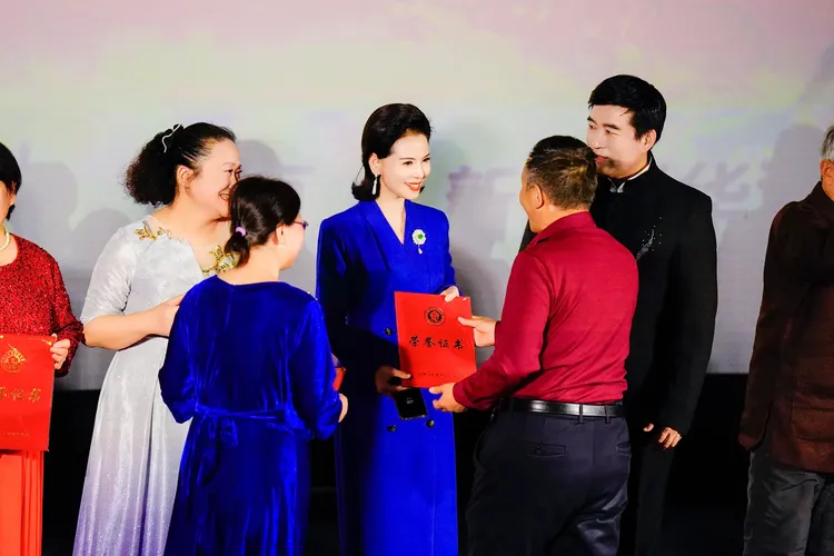 中国诗歌春晚 ‖ 2026第十二届中国诗歌春晚北京诗电影专场由中国诗歌春晚组委会、东湖街道望湖社区、中影联华谊兄弟影院主办，芳华朗诵艺术团承办（图22）