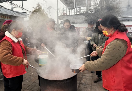 宝丰县闹店镇：腊八暖粥赠老人 情暖周营夕阳红