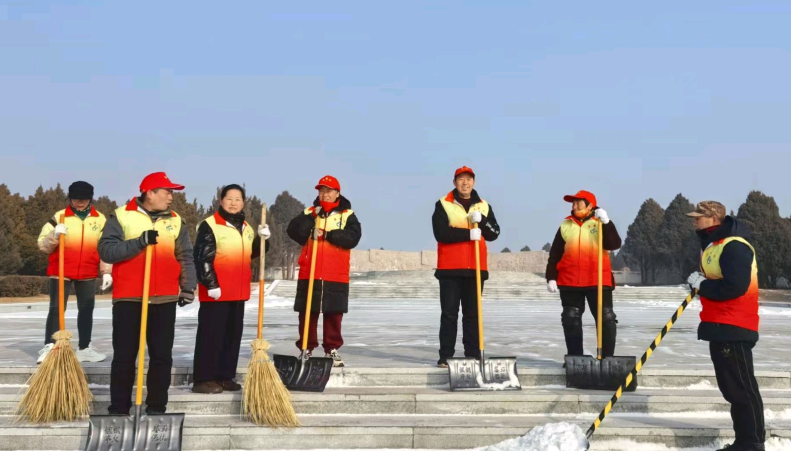 冬日清雪暖人心 志愿守护英烈园
