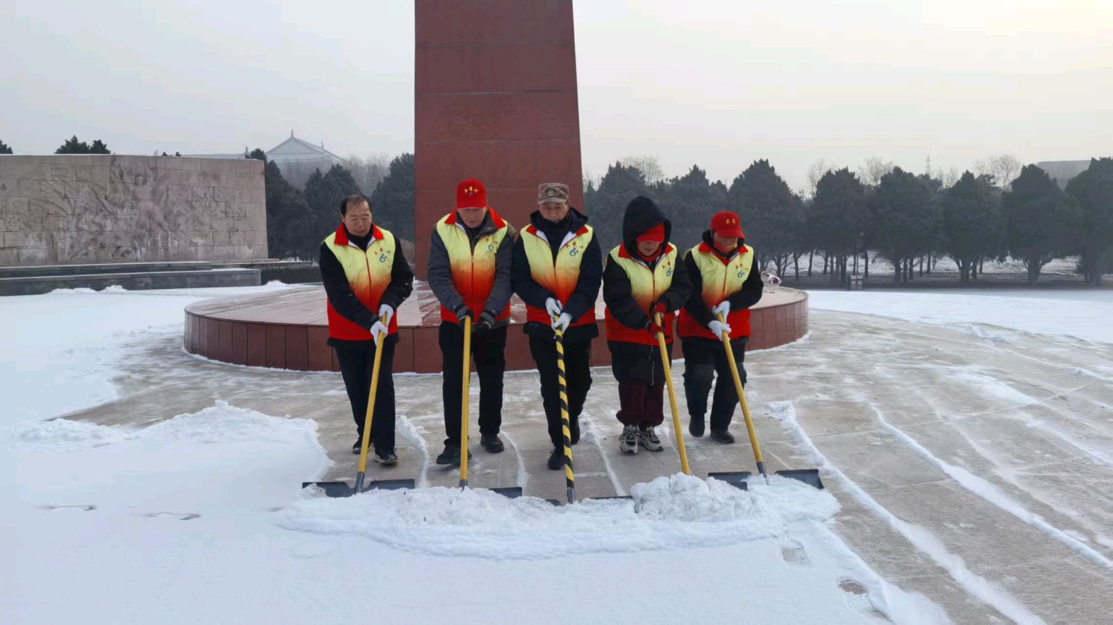 冬日清雪暖人心 志愿守护英烈园（图2）