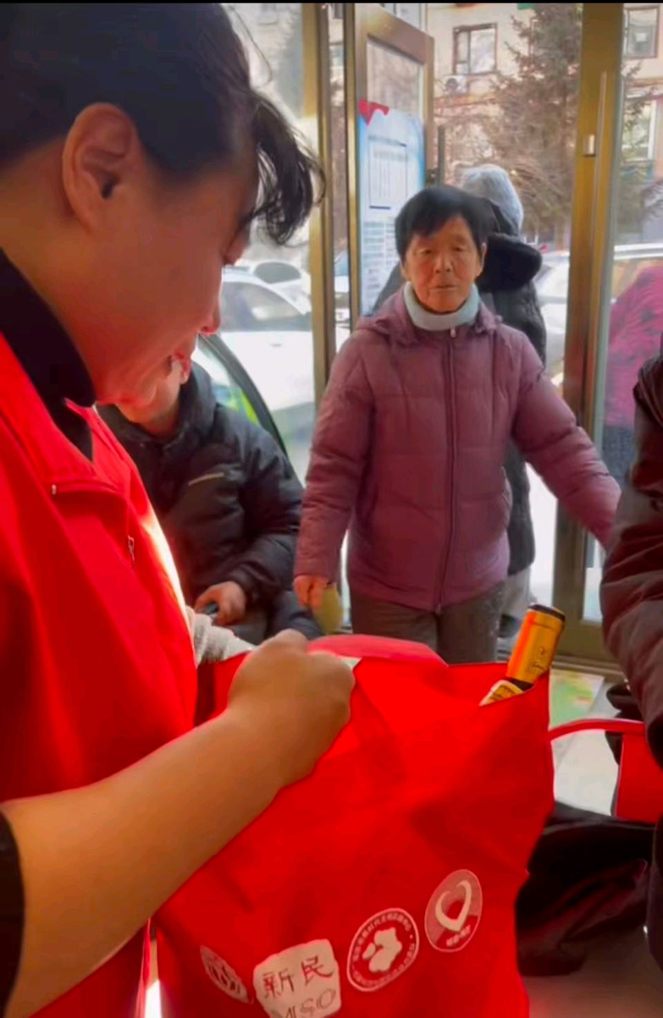 金马献瑞暖银龄 情满花园贺新春——和龙市筑梦社工联合花园社区开展春节慰问活动（图4）