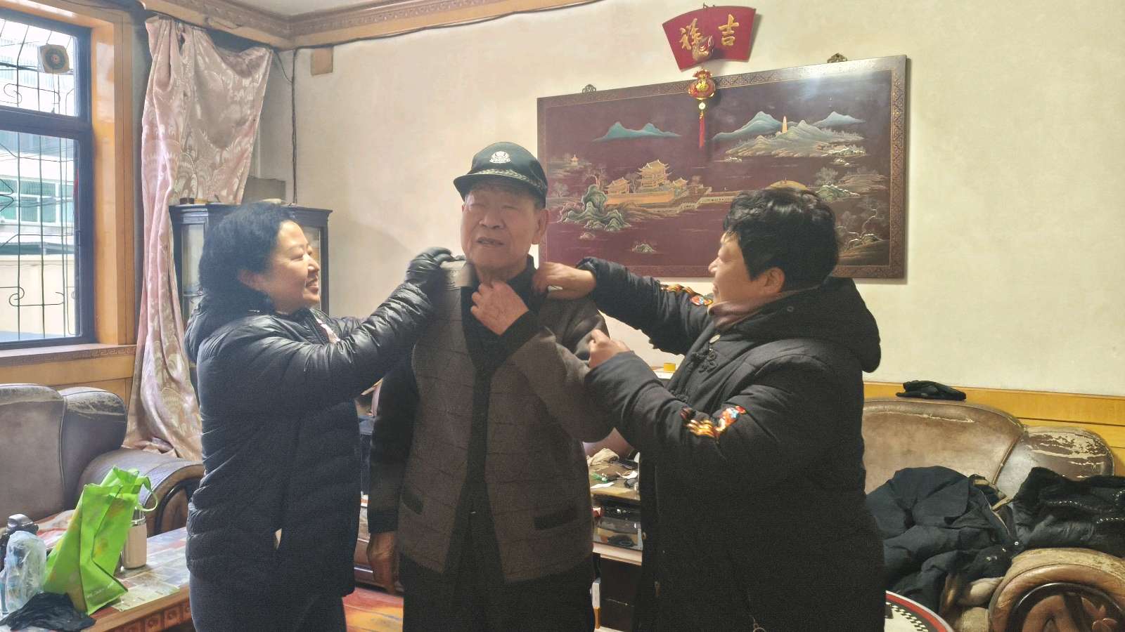 年味渐浓暖寒冬 志愿躬身敬老兵（图3）