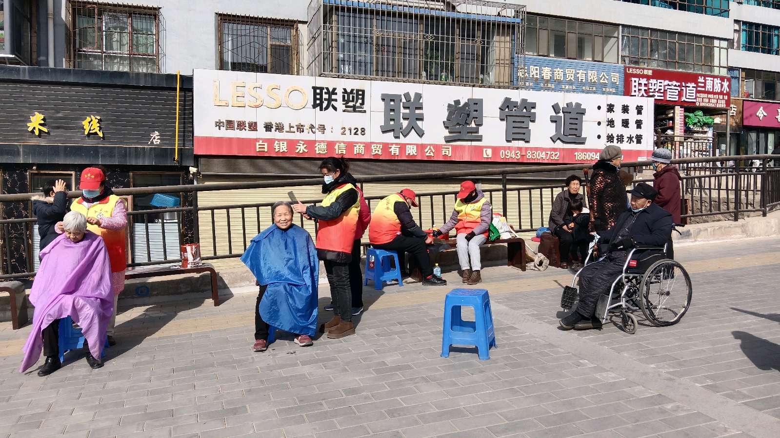 巧手剪银丝 磨刀暖民心