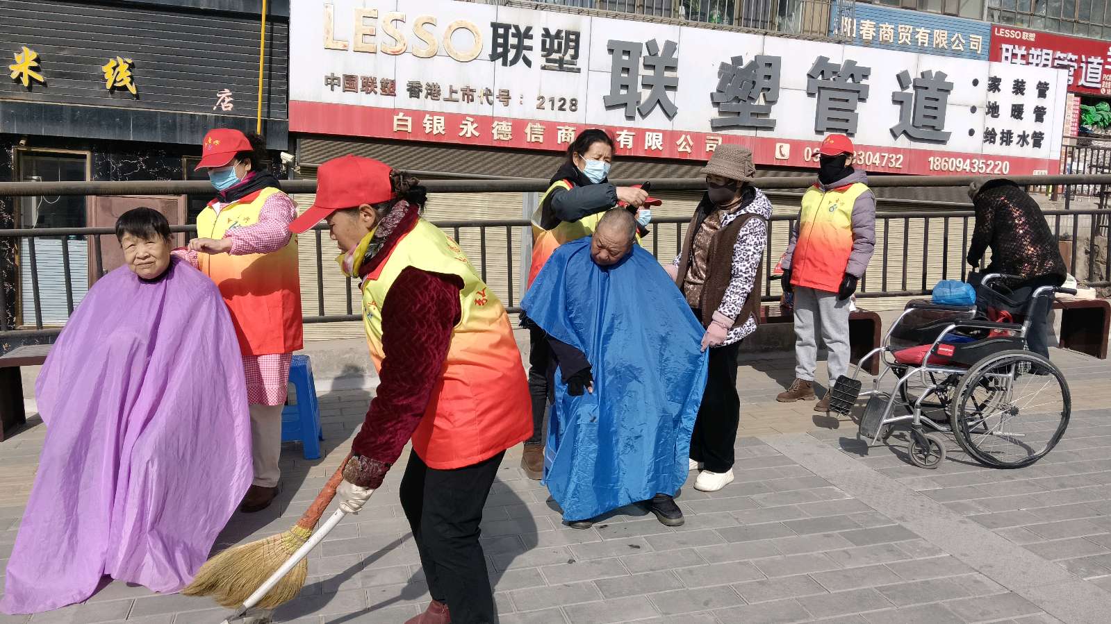 巧手剪银丝 磨刀暖民心（图2）
