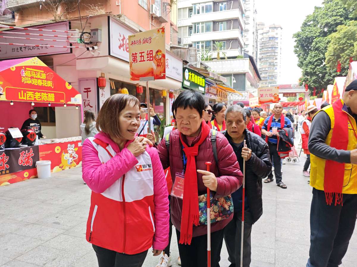 以爱为伴行花街 温情相伴暖新春.（图13）