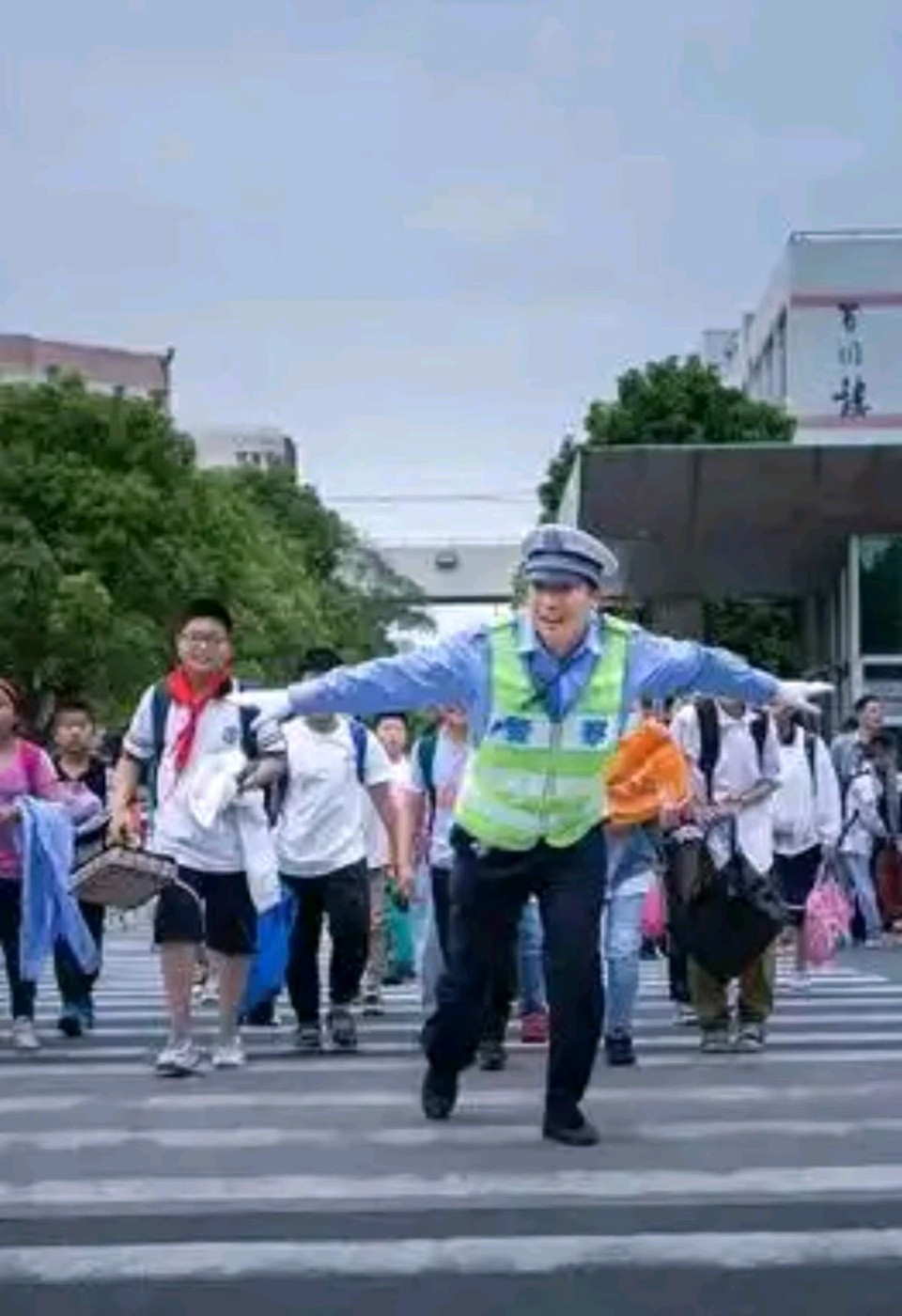 燕影护童行 风雨十年情一赞最美辅警侍东亮/作者：李庆明（图5）