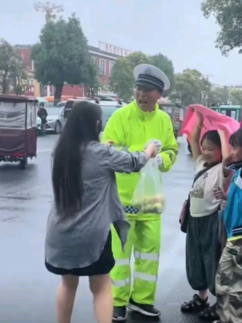 燕影护童行 风雨十年情一赞最美辅警侍东亮/作者：李庆明（图8）