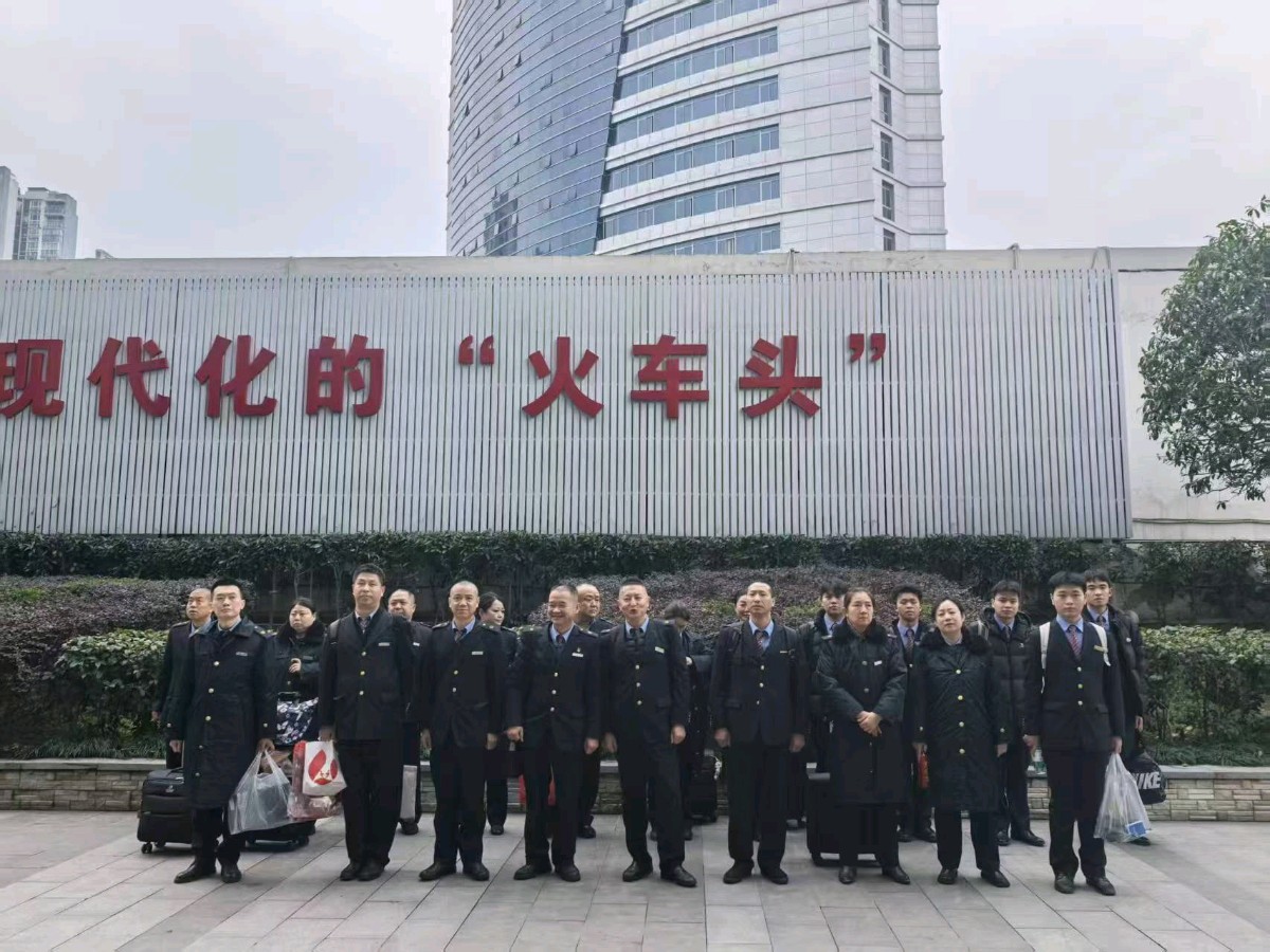 「春运故事」之一 青年“榜样”助我“换乘”钢轨人生‖首次参加涪陵工务段支援重庆客运段春运想到的（图2）