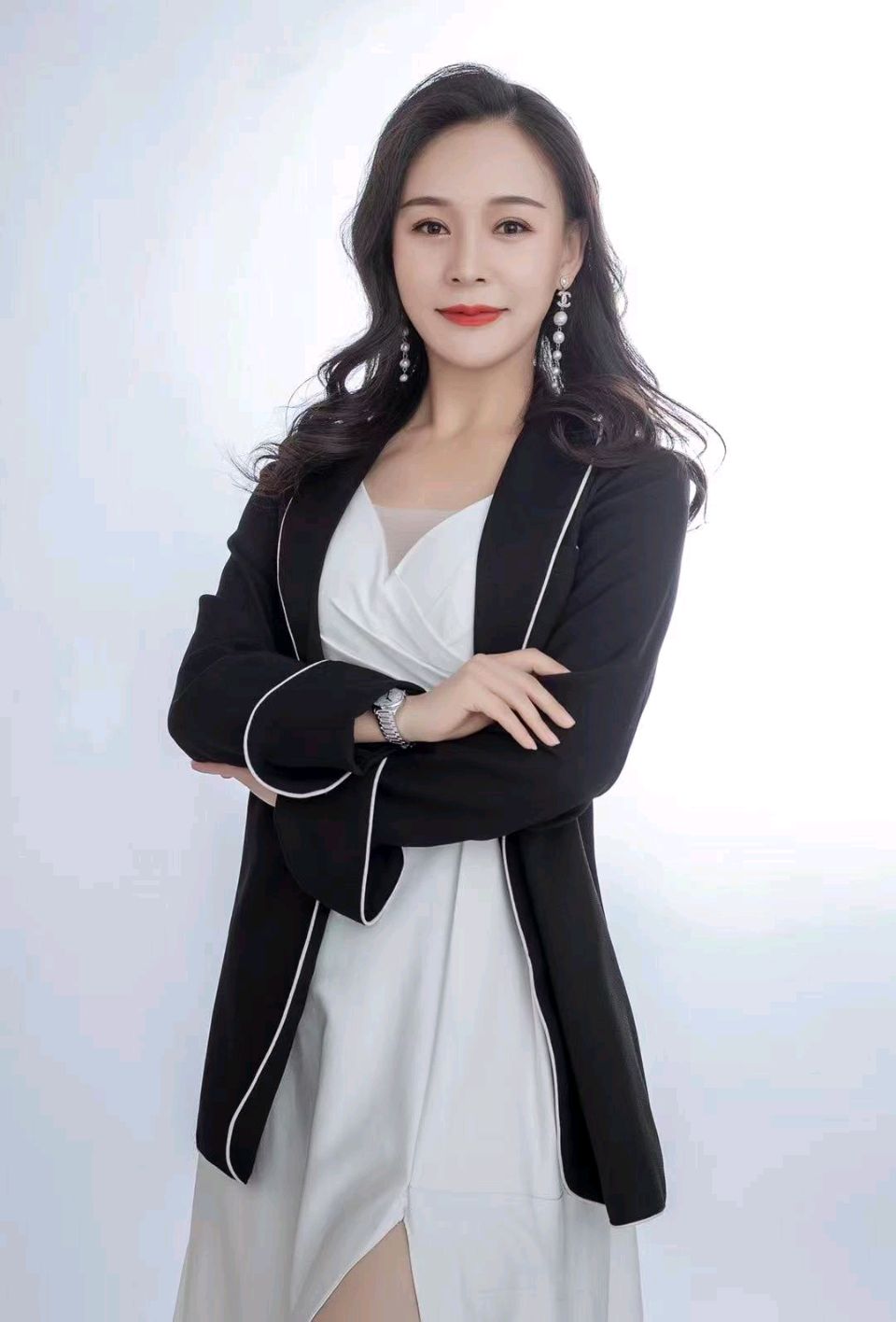 淇水梨园凝清韵 玉声雅韵绽芳华——鹤壁市豫剧院青年演员原白玉 文/张旭 ‖ 东方《品语亭》诗社