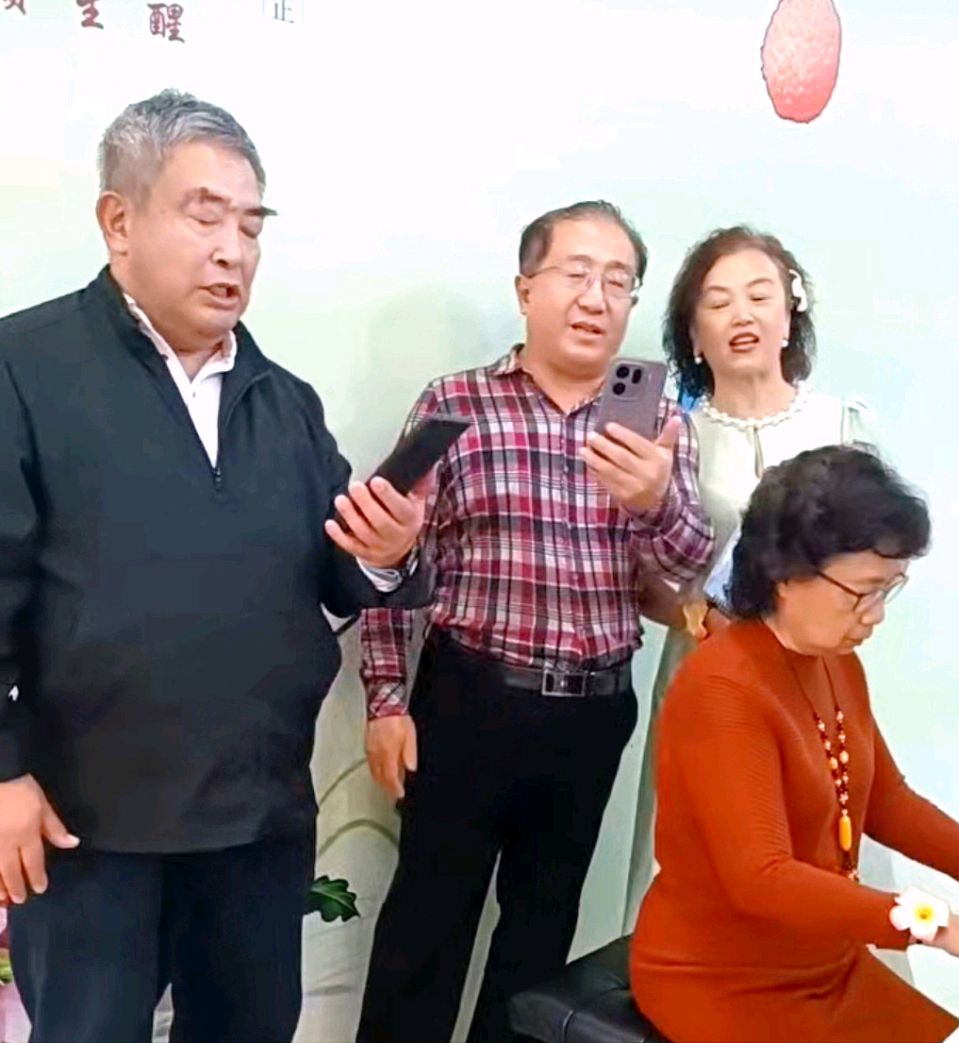 迎三八妇女节，何桂芳 黄晨 刘晓伟用钢琴舞蹈歌声绽放女人花 文/池朝兴 图/张超 视频剪辑/黄晨（图8）