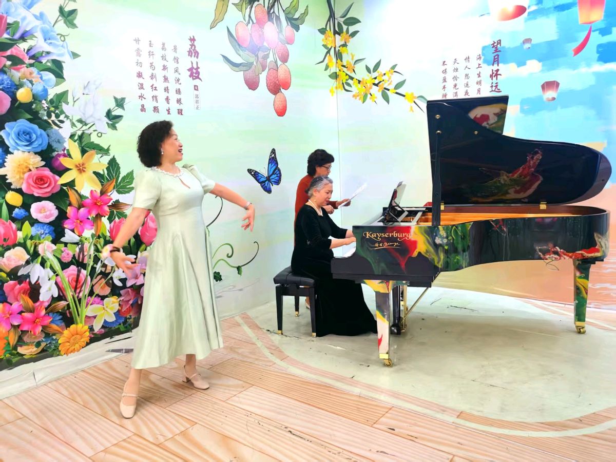 迎三八妇女节，何桂芳 黄晨 刘晓伟用钢琴舞蹈歌声绽放女人花 文/池朝兴 图/张超 视频剪辑/黄晨（图5）