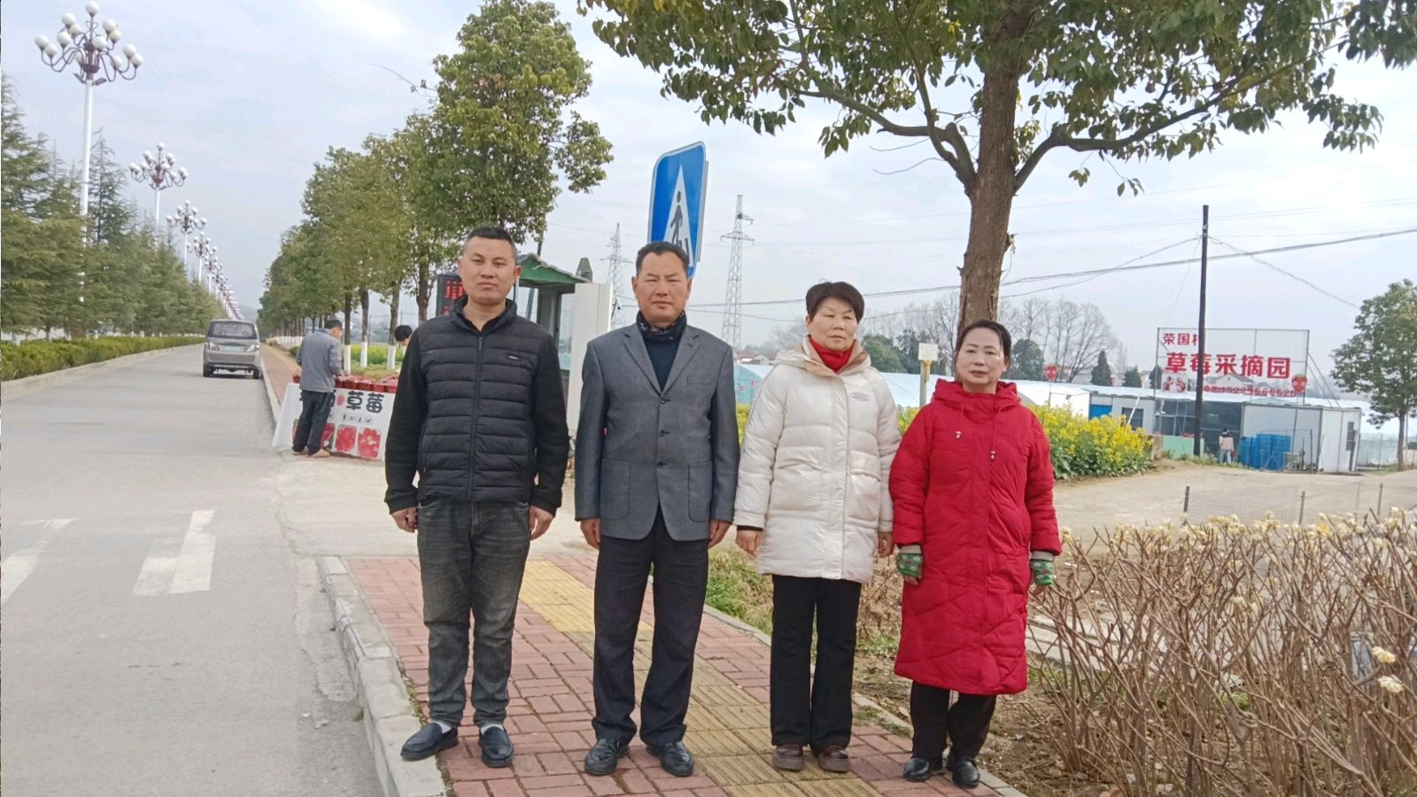 政策宣讲进莓园 志愿服务助增收