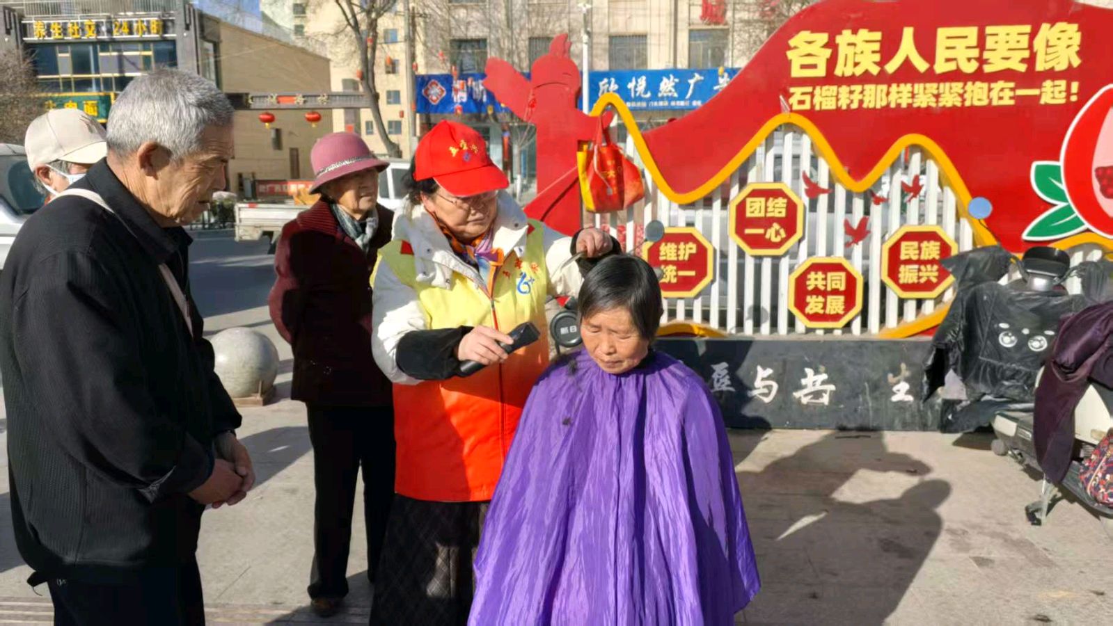 公园门口献爱心 雷锋精神永传承（图3）
