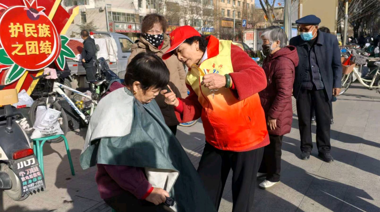 公园门口献爱心 雷锋精神永传承（图2）