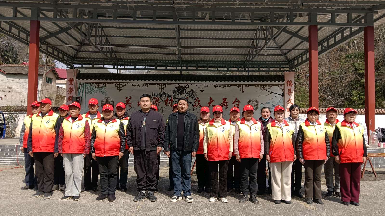 暖心服务进村寨 雷锋精神传四方