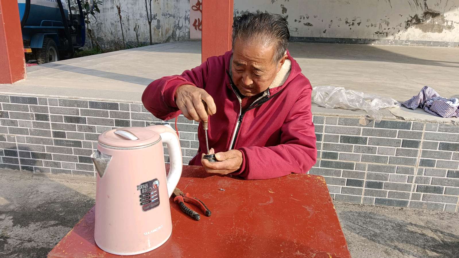 暖心服务进村寨 雷锋精神传四方（图5）