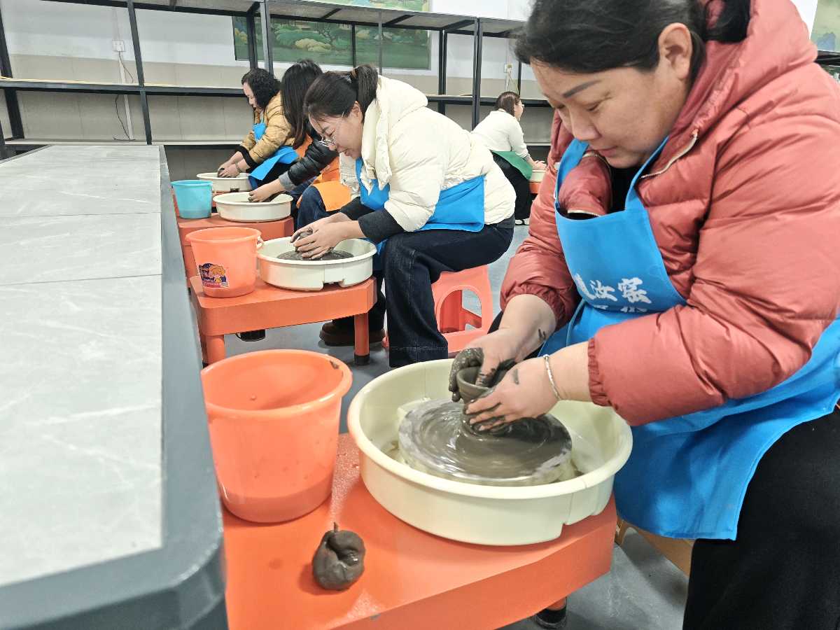 法治护航幸福家 非遗绽放巾帼美——宝丰县大营镇开展纪念“三八”国际妇女节主题活动（图2）