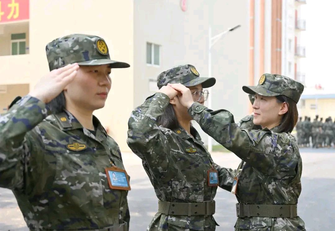 🇨🇳【中国诗人】第1248（名家风采）女人與男人一起托起了明天//原創：昊昊（中國臺灣）（图4）