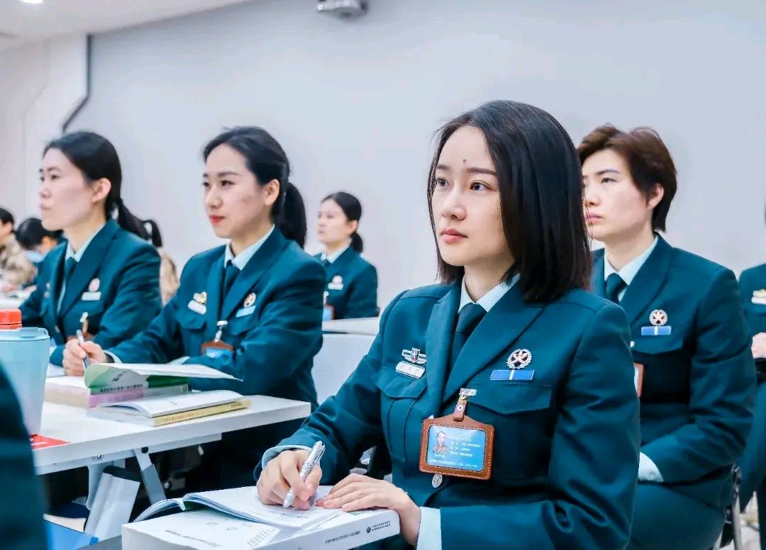 🇨🇳【中国诗人】第1248（名家风采）女人與男人一起托起了明天//原創：昊昊（中國臺灣）（图3）