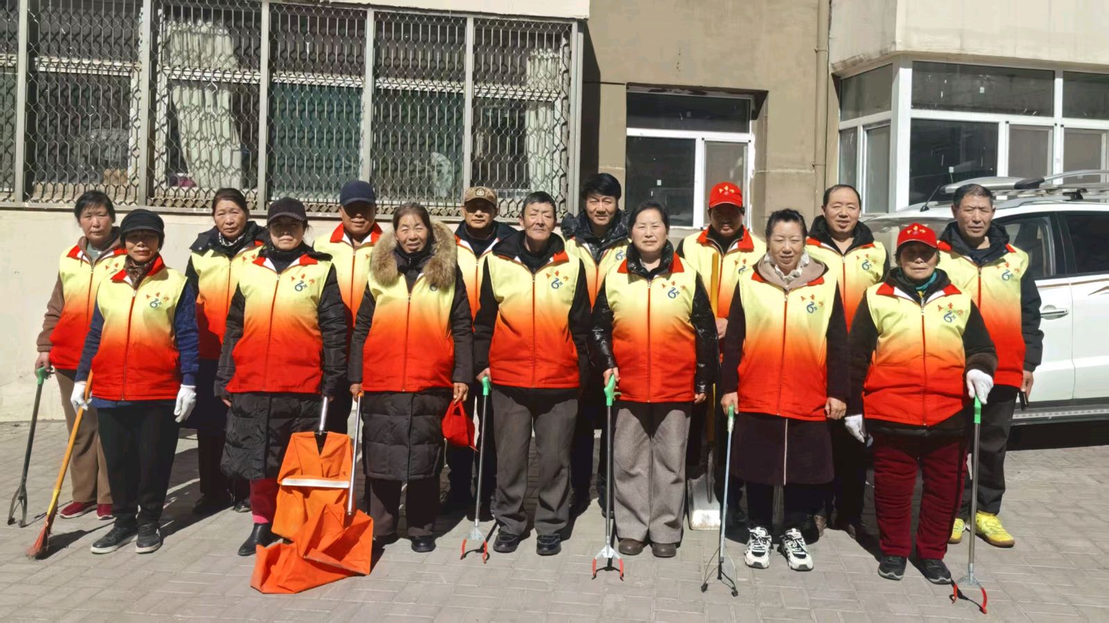 小区红马甲焕新颜 志愿护航洁家园