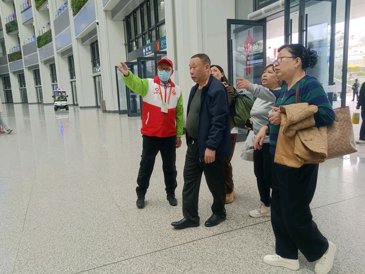 《白云站里志愿红》——记汤锦彪班长春运志愿服务（图12）