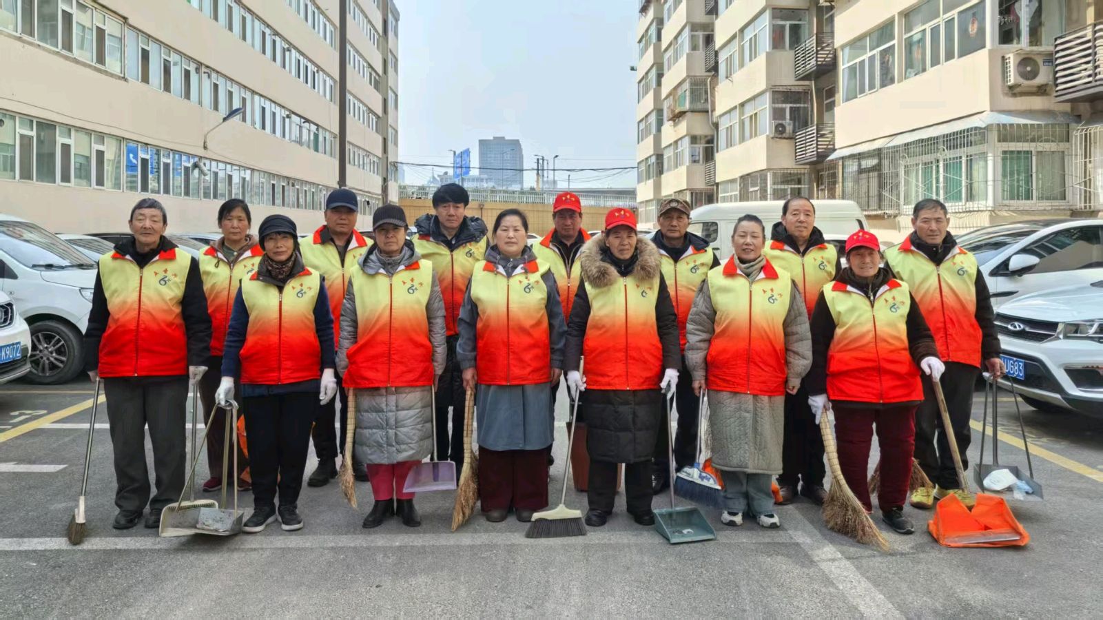 环境整治美家园 雷锋精神践于行