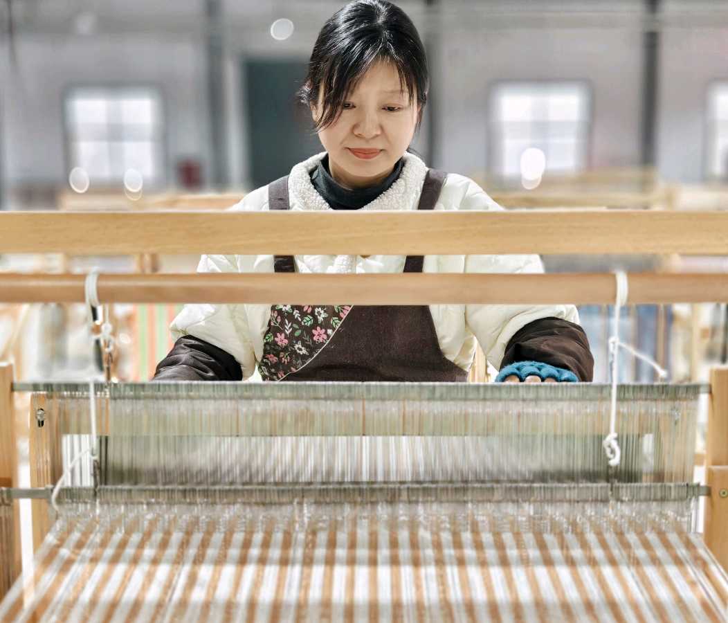 鲁山县：千年“仙女织”焕发新生机 鲁山以非遗传承擦亮柞蚕丝绸“金名片”