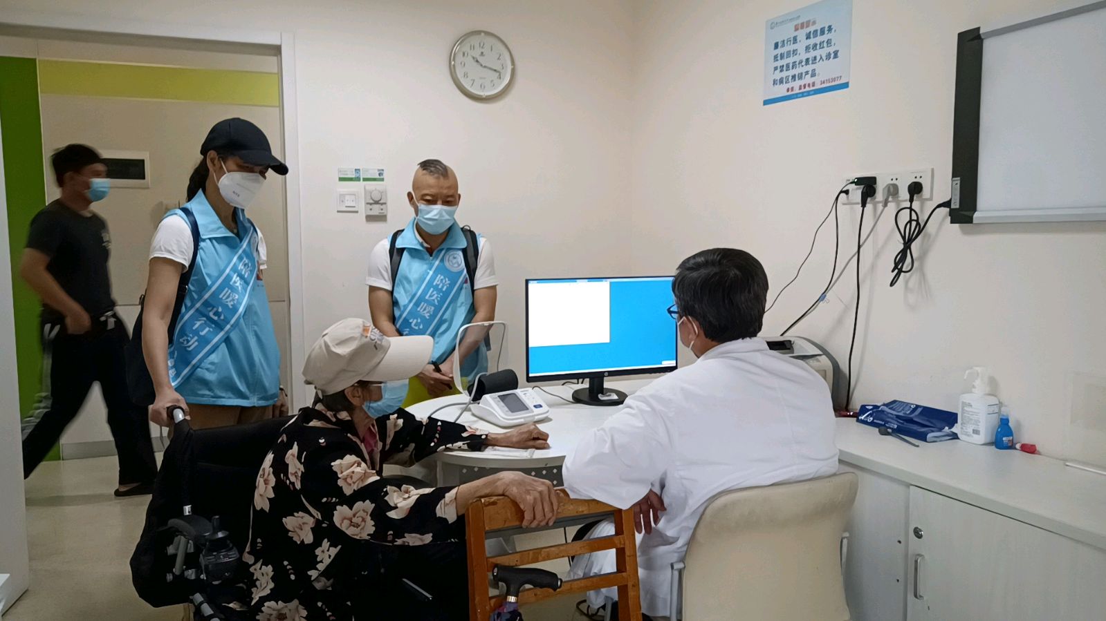 .广州志愿者用陪伴点充亮独居老人就医路（图4）