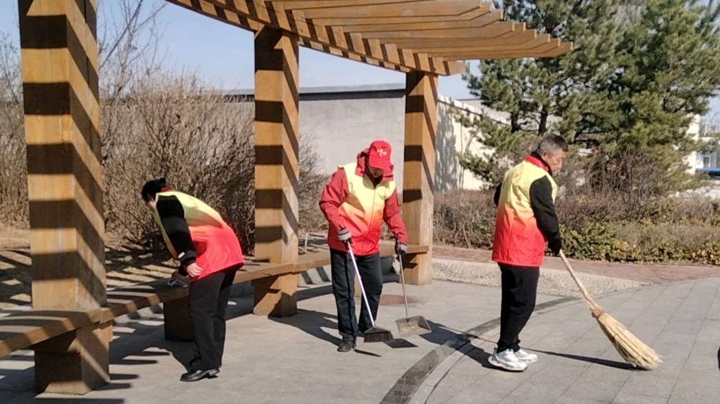 志愿同行净广场 洁净环境润民心（图2）