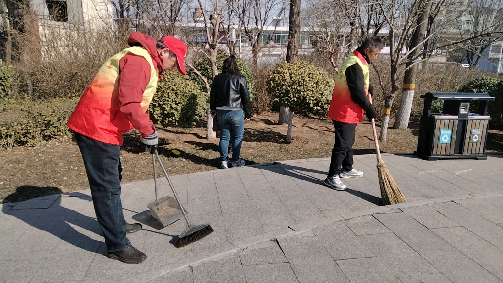 志愿同行净广场 洁净环境润民心（图4）