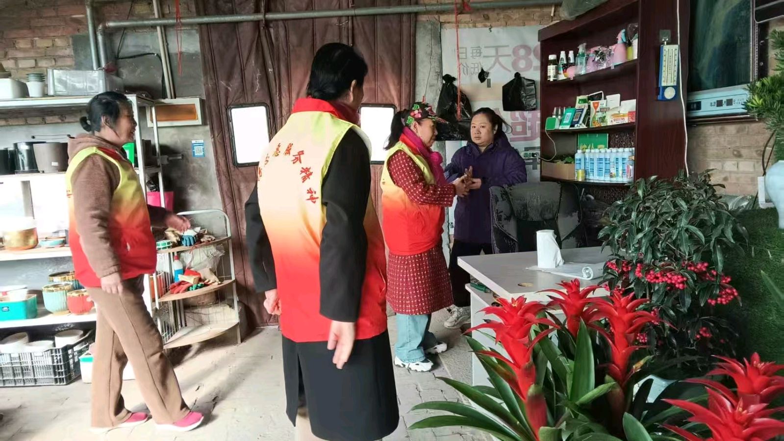 走进大棚察实情 献策拓销解民忧（图4）