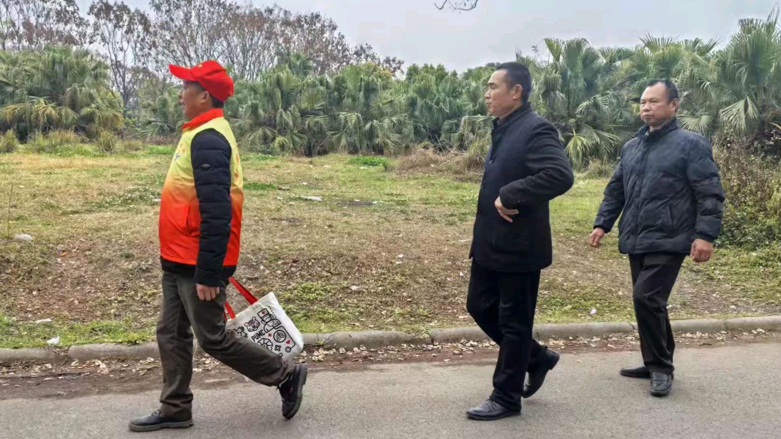 老兵独守荒三顷 志愿献策众共谋