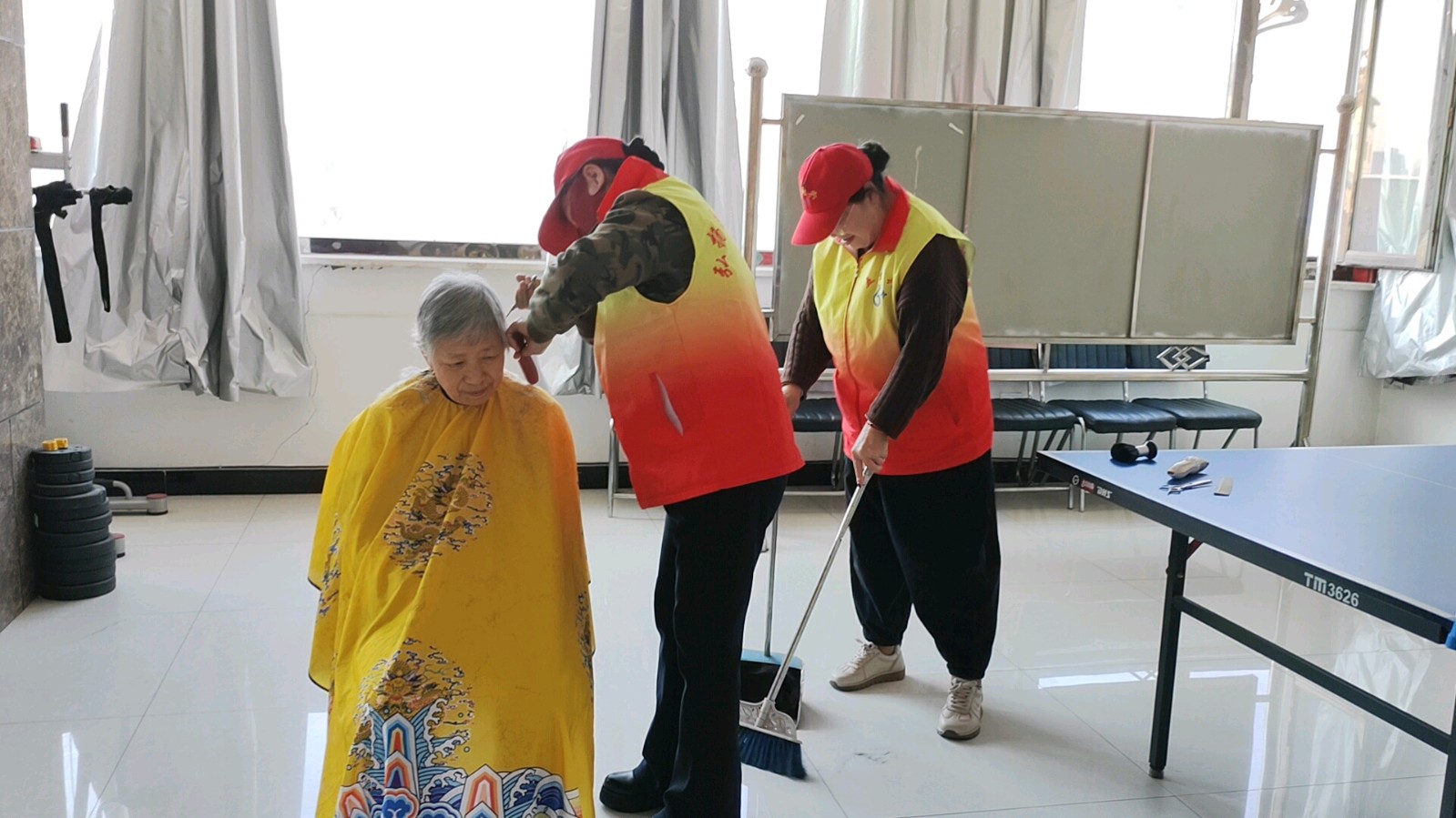 剃龙头传递温暖 文明新风润寿阳（图2）