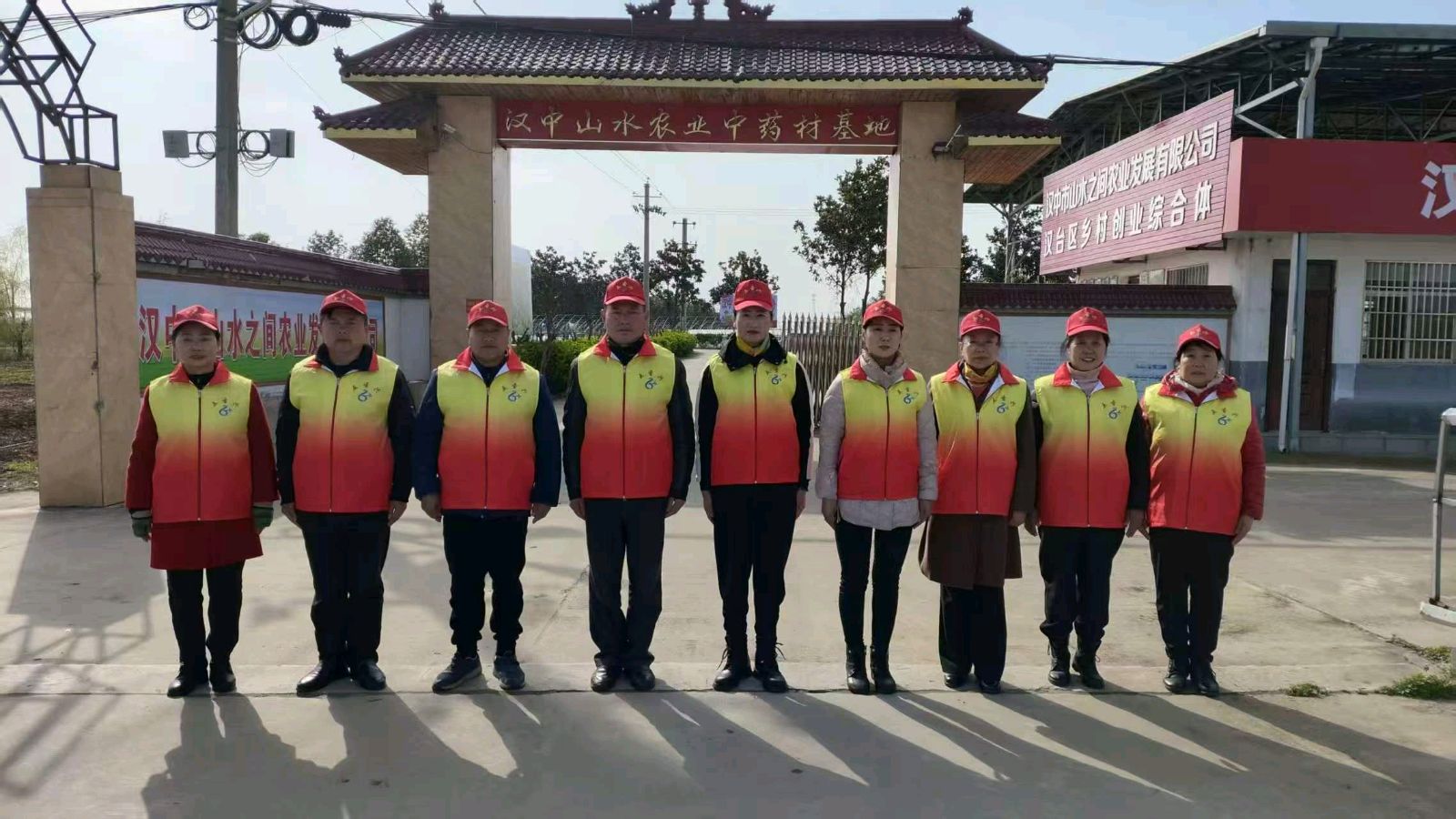 走访中草药育苗基地 宣讲乡村振兴政策