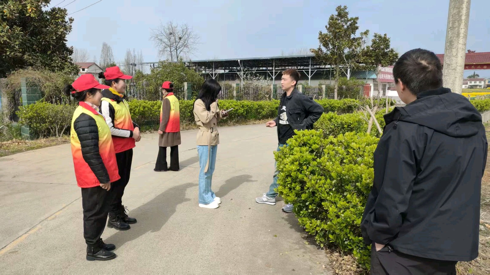 走访中草药育苗基地 宣讲乡村振兴政策（图2）