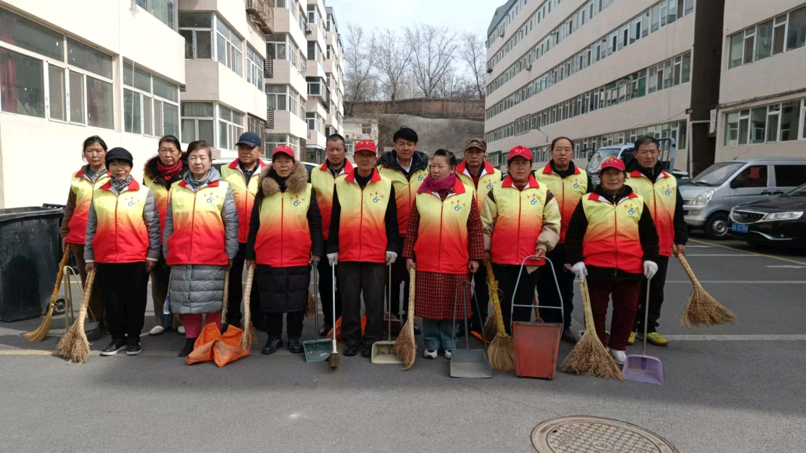 育龙苑里传文明 志愿红中添亮色